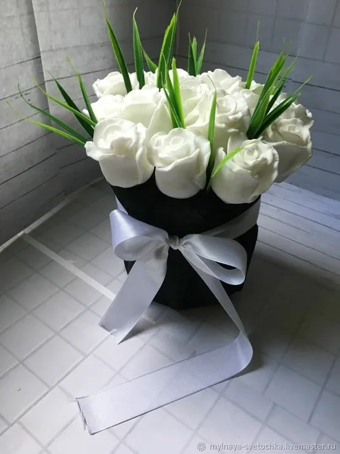 Шляпная коробка с белыми розами