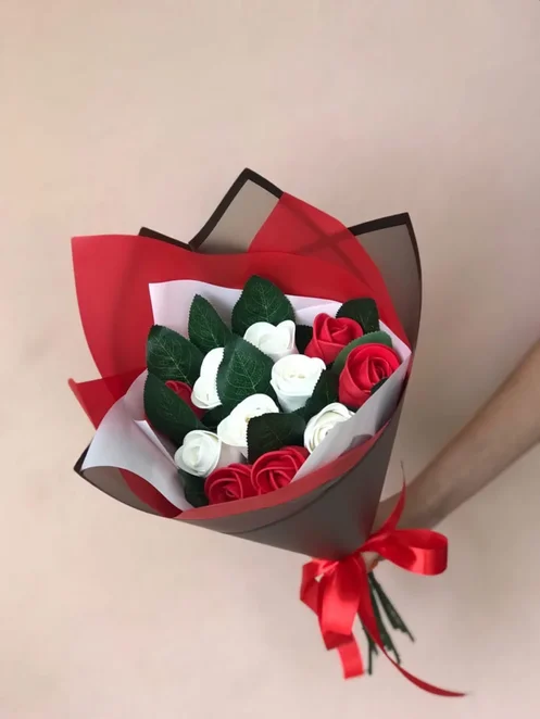 Букет из красно-белых съедобных роз